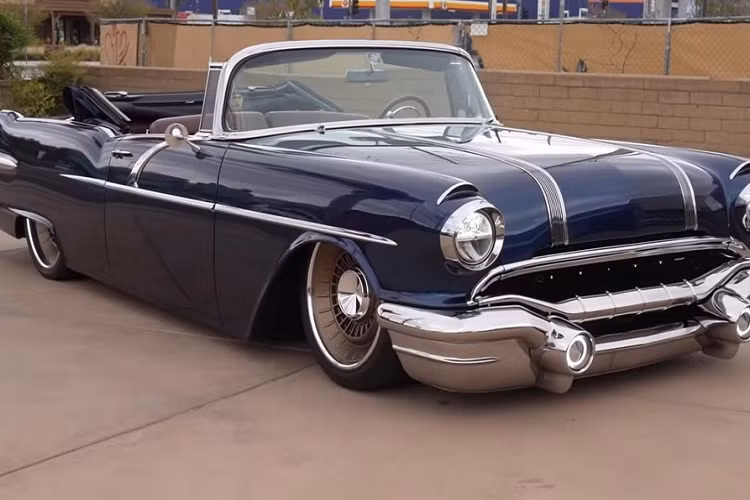 Trong thế giới những chiếc cổ điển được phục chế kiêm độ mới, người ta không khó để đoán biết hiệu suât của một chiếc xe dựa trên vẻ ngoài. Tuy nhiên, bạn chắc sẽ không bao giờ đoán rằng chiếc xe cổ Pontiac Star Chief “The Chief” 1956 này lại mạnh tới 900 mã lực.