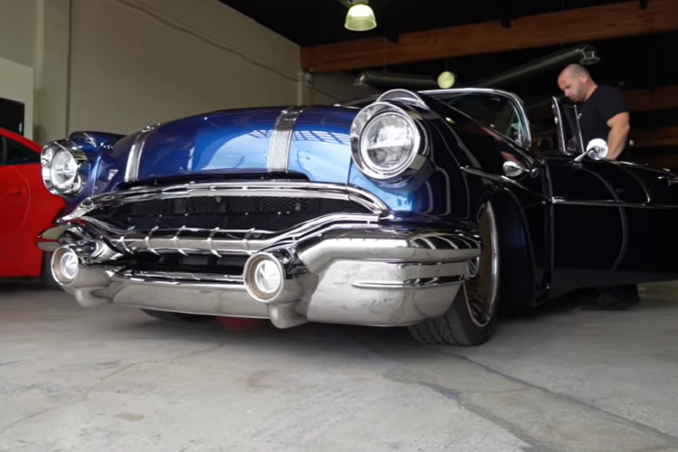 Ví dụ, khung gầm của xe đã được thiết kế riêng bởi Roadster Shop và thân vỏ thì được tháo bỏ hoàn toàn trước khi sơn lại với màu xanh đậm như chúng ta thấy trong ảnh. Nó cũng có một vài chi tiết hết sức nhấn tinh tế như đèn pha Harley-Davidson và nắp bình nhiên liệu được chuyển về phía sau đèn hậu, cũng như một vô lăng nhỏ hơn nhưng vẫn được thiết kế giống y hệt nguyên bản. Nhìn chung, chiếc xe còn rất nhiều chi tiết nhỏ thú vị như thế, và chúng chính là những thứ khiến dự án này trở nên khác biệt.