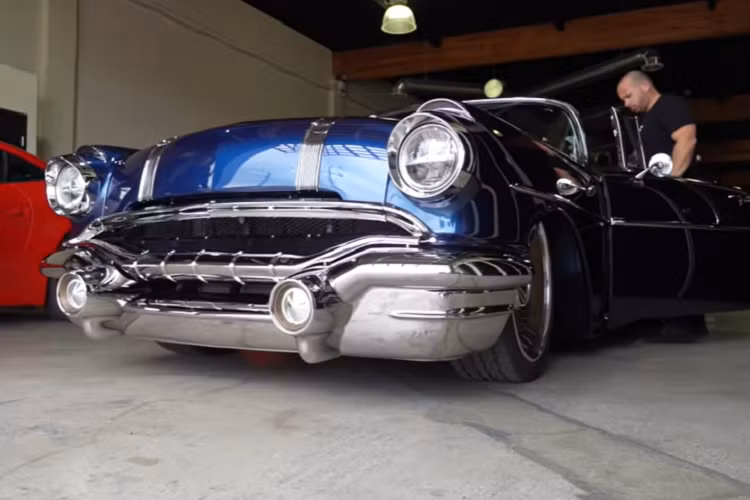 Ví dụ, khung gầm của xe đã được thiết kế riêng bởi Roadster Shop và thân vỏ thì được tháo bỏ hoàn toàn trước khi sơn lại với màu xanh đậm như chúng ta thấy trong ảnh. Nó cũng có một vài chi tiết hết sức nhấn tinh tế như đèn pha Harley-Davidson và nắp bình nhiên liệu được chuyển về phía sau đèn hậu, cũng như một vô lăng nhỏ hơn nhưng vẫn được thiết kế giống y hệt nguyên bản. Nhìn chung, chiếc xe còn rất nhiều chi tiết nhỏ thú vị như thế, và chúng chính là những thứ khiến dự án này trở nên khác biệt.