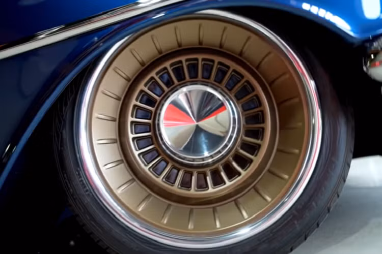 Cuối cùng, nhưng chắc chắn không kém phần quan trọng, chiếc xe được trang bị động cơ LSX V8 sản sinh công suất khoảng 900 mã lực và truyền lực đến bánh sau thông qua hộp số tự động 4 cấp 4L80-E