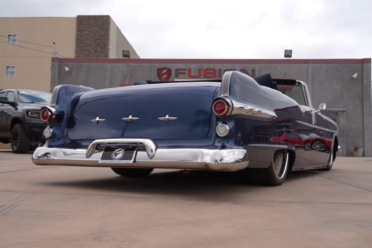 Không có chiếc xe phục chế kiêm độ nào là hoàn chỉnh nếu không có sự góp mặt của các trang bị tiện nghi hiện đại, do vậy “The Chief” có các tính năng điều khiển bằng điện cho cửa sổ, mui trần, và phanh điện tử, cũng như hệ thống treo khí có thể điều chỉnh để mang lại chuyến đi êm ái, xử lý tốt bộ lốp thấp bọc la-zăng Evod độc nhất.