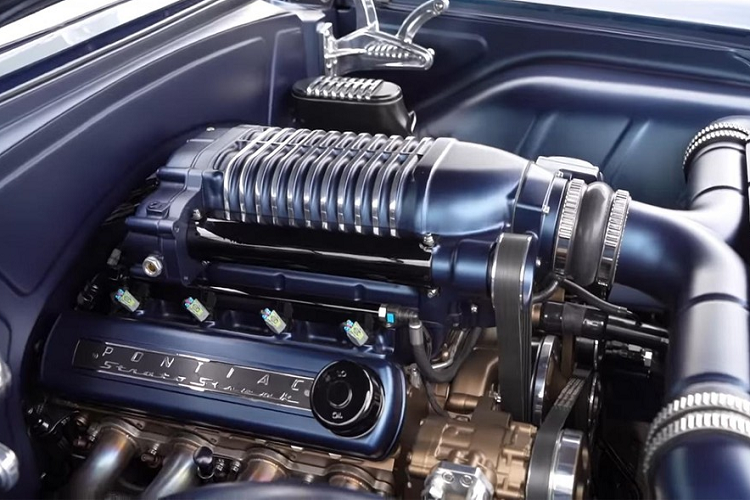 Ở bên trong, toàn bộ nội thất được bọc bằng da màu nâu cà phê và thảm sàn được hoàn thiện với màu xanh tương đồng với ngoại thất.