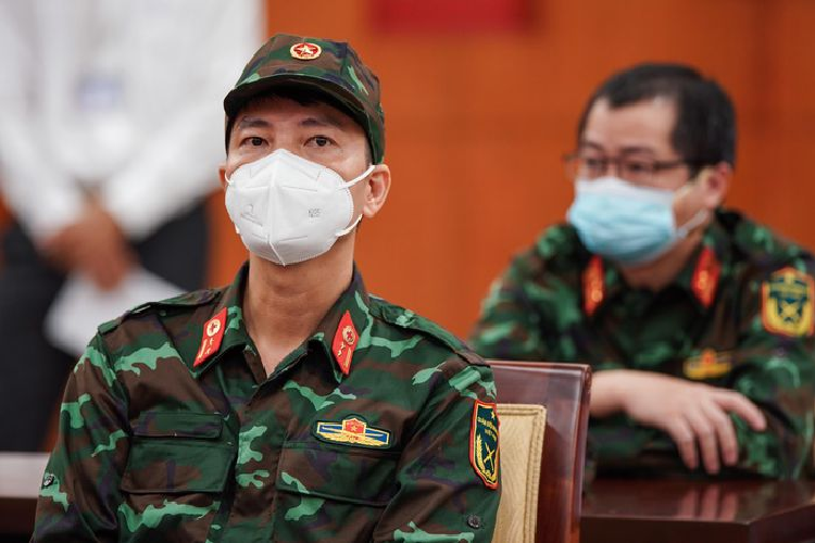 Trung tá Tạ Chí Bình, Học viện Quân y, được cử vào chi viện tại trạm y tế lưu động phường Nguyễn Thái Bình, quận 1. Anh cho biết những ngày cao điểm, các chiến sĩ liên tục phải đi cấp cứu bệnh nhân, ra đường "không biết ngày tháng". Anh bày tỏ sự vui mừng khi đến nay, tình hình đã được cải thiện, phường anh công tác không còn F0 trong cộng đồng. 