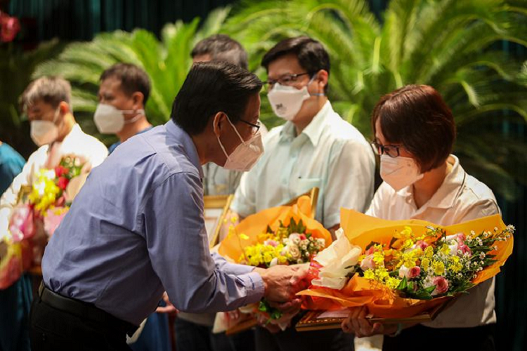 Chủ tịch UBND TP.HCM Phan Văn Mãi cùng lãnh đạo Thành ủy, UBND TP.HCM trao tặng bằng khen cho 55 tập thể, 119 cá nhân nhận huy hiệu của TP.HCM.
