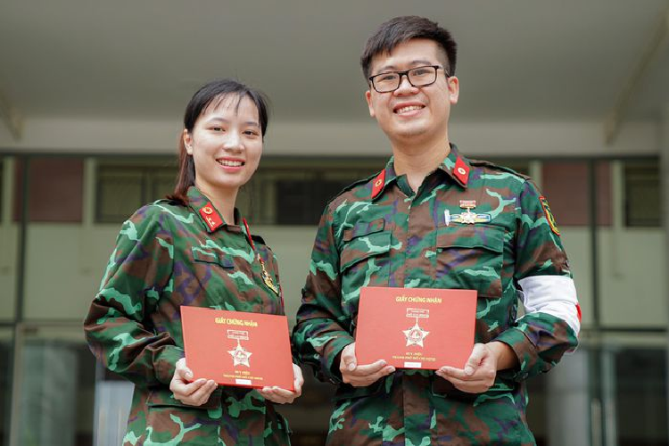 Trung úy Trần Thị Lan Hương, bác sĩ Bệnh viện Quân y 354, Tổng cục Hậu cần, vào TP.HCM chi viện cho trạm y tế lưu động phường 7, quận 11, từ 28/8. Làm nhiệm vụ tại khu vực nhiều người Hoa sinh sống, trung úy chia sẻ ban đầu có những khó khăn. Nhưng nhờ sự hỗ trợ của đồng đội cũng như bà con nơi đây, trung úy dần làm quen và làm chủ tình hình.