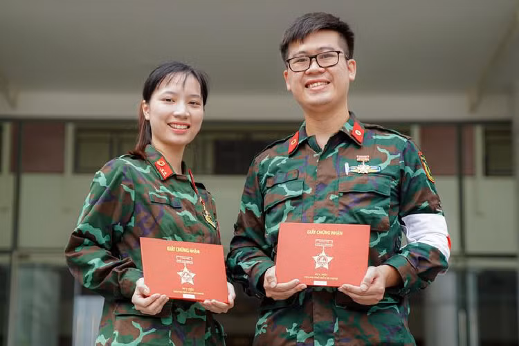 Trung úy Trần Thị Lan Hương, bác sĩ Bệnh viện Quân y 354, Tổng cục Hậu cần, vào TP.HCM chi viện cho trạm y tế lưu động phường 7, quận 11, từ 28/8. Làm nhiệm vụ tại khu vực nhiều người Hoa sinh sống, trung úy chia sẻ ban đầu có những khó khăn. Nhưng nhờ sự hỗ trợ của đồng đội cũng như bà con nơi đây, trung úy dần làm quen và làm chủ tình hình.