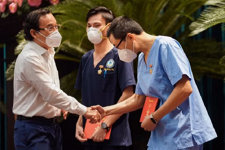 Trong bài phát biểu của mình, Bí thư Thành ủy TP.HCM Nguyễn Văn Nên nhiều lần nói lời cảm ơn với lực lượng chi viện. "Chúng tôi trân trọng mời các bạn trở lại thành phố lần sau với tư cách là những vị khách quý, ân nhân yêu quý", ông nói. 