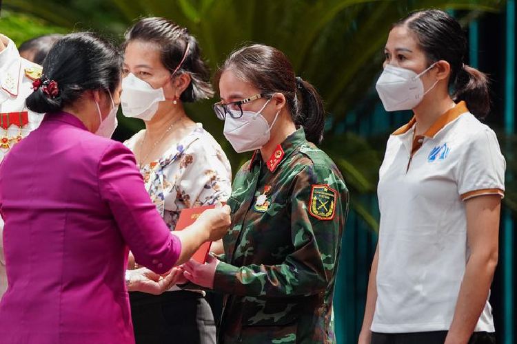 Thượng úy Phạm Thị Hậu, Học viện Quân y, chia sẻ cô được cử vào chi viện cho TP.HCM từ 21/8, công tác tại trạm y tế lưu động của phường 15, quận 8. Kể lại những ngày đầu, thượng úy Hậu cho biết cô rất bối rối vì "thực sự không biết phải làm thế nào và tiếp theo dịch ra sao". Tuy nhiên, sau quá trình vừa làm, vừa học, tình hình dần ổn định. Đến nay, quận 8 đã kiểm soát được dịch, số F0 và tỷ lệ tử vong giảm đáng kể.