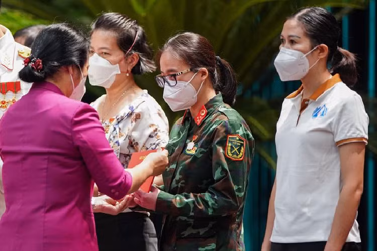 Thượng úy Phạm Thị Hậu, Học viện Quân y, chia sẻ cô được cử vào chi viện cho TP.HCM từ 21/8, công tác tại trạm y tế lưu động của phường 15, quận 8. Kể lại những ngày đầu, thượng úy Hậu cho biết cô rất bối rối vì "thực sự không biết phải làm thế nào và tiếp theo dịch ra sao". Tuy nhiên, sau quá trình vừa làm, vừa học, tình hình dần ổn định. Đến nay, quận 8 đã kiểm soát được dịch, số F0 và tỷ lệ tử vong giảm đáng kể.