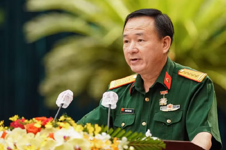 Thay mặt gần 10.000 cán bộ, chiến sĩ quân đội, đại tá Nguyễn Vân Giang, Phó cục trưởng Cục Quân y, Tổng cục Hậu cần, bày tỏ lòng tự hào và xúc động khi nhớ lại thời gian chống dịch tại TP.HCM. "Hơn 15.000 người con của TP.HCM đã vĩnh viễn nằm lại, trong đó có cả những chiến sĩ tuyến đầu, các y bác sĩ", đại tá Giang xúc động.