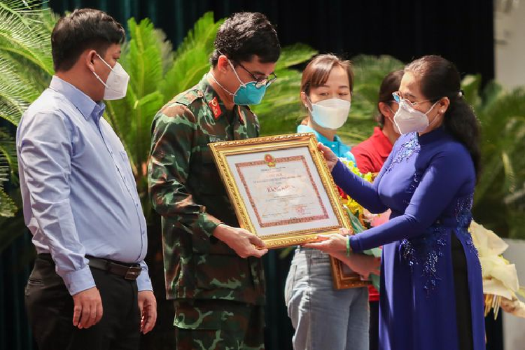 Thiếu tá Đoàn Mạnh Linh, Cao đẳng Hậu cần 1, Tổng cục Hậu cần, chi viện cho TP.HCM từ 28/8 đến nay, công tác tại trạm y tế lưu động của quận 3. Thiếu tá Linh cho biết sau khi kết thúc công việc tại TP.HCM, anh muốn ngay lập tức trở lại công việc tại Hà Nội để có thể kể và chia sẻ với đồng nghiệp về những kỷ niệm. 