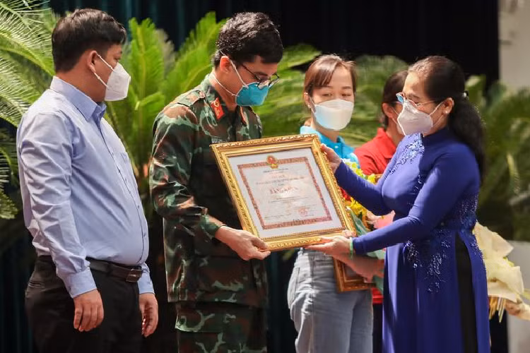 Thiếu tá Đoàn Mạnh Linh, Cao đẳng Hậu cần 1, Tổng cục Hậu cần, chi viện cho TP.HCM từ 28/8 đến nay, công tác tại trạm y tế lưu động của quận 3. Thiếu tá Linh cho biết sau khi kết thúc công việc tại TP.HCM, anh muốn ngay lập tức trở lại công việc tại Hà Nội để có thể kể và chia sẻ với đồng nghiệp về những kỷ niệm. 