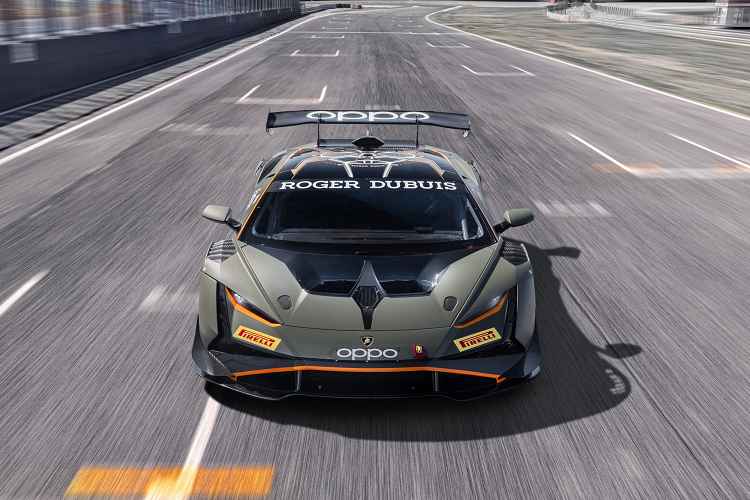 So với thế hệ trước, siêu xe Lamborghini Huracan Super Trofeo EVO2 được tinh chỉnh lại nhiều chi tiết ở ngoại thất. Cụ thể hệ thống đèn pha LED được thiết kế lại với dải LED mỏng hơn. Đầu xe cũng được lấy cảm hứng từ hình lục giác, khá tương đồng với mẫu Lamborghini Sian FKP 37.