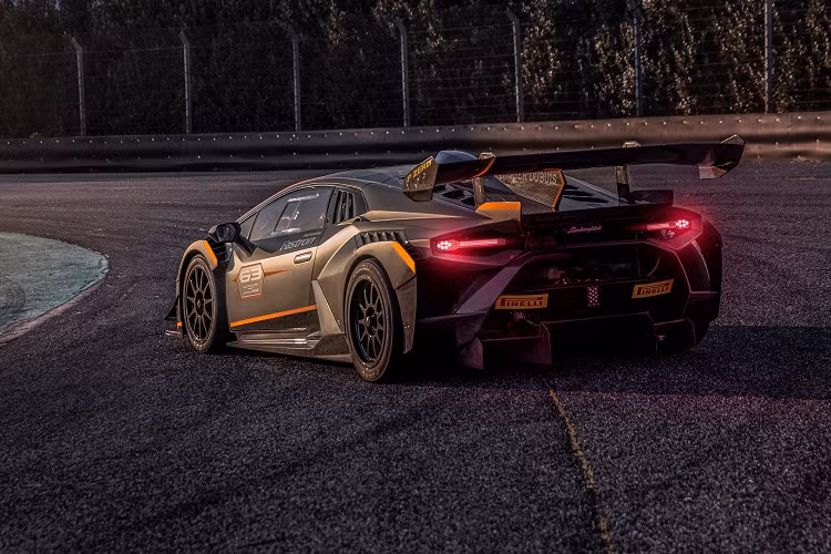 Xe sẽ được trưng bày tại giải đua Super Trofeo châu Âu tại trường đua Paul Ricard, Pháp vào ngày 28/5. Giá xe Huracan Super Trofeo EVO2 trước thuế vào khoảng 306.000 USD (hơn 7 tỷ đồng).