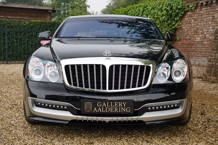 Được xây dựng trên nền tảng Maybach 57S, Maybach 57S Xenatec Coupe có khác biệt lớn nhất ở phần đuôi xe. Sự sang trọng của Maybach được kết hợp với vẻ thể thao khi phần đuôi xe thấp.