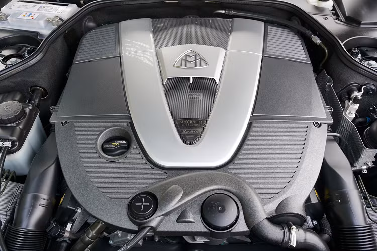 Cung cấp sức mạnh cho xe là động cơ tăng áp kép V12 6.0L, sản sinh công suất 603 mã lực và mô-men xoắn 1.000 Nm. Đi kèm với động cơ là hộp số tự động 5 cấp và hệ dẫn động cầu sau.