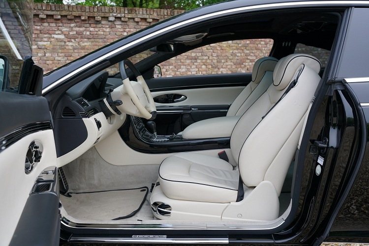 Ở bên trong, Maybach 57S Xenatec Coupe được trang bị nhiều tiện nghi như tai nghe riêng cho từng khách, tủ lạnh cho hàng ghế sau, quầy bar mini, điện thoại cho 2 hàng ghế, cửa sổ trời và các hệ thống giải trí đa phương tiện hiện đại nhất lúc bấy giờ.