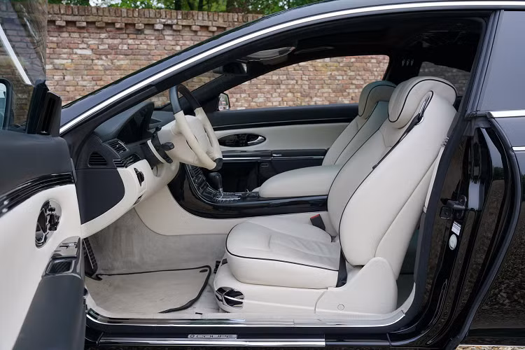 Ở bên trong, Maybach 57S Xenatec Coupe được trang bị nhiều tiện nghi như tai nghe riêng cho từng khách, tủ lạnh cho hàng ghế sau, quầy bar mini, điện thoại cho 2 hàng ghế, cửa sổ trời và các hệ thống giải trí đa phương tiện hiện đại nhất lúc bấy giờ.