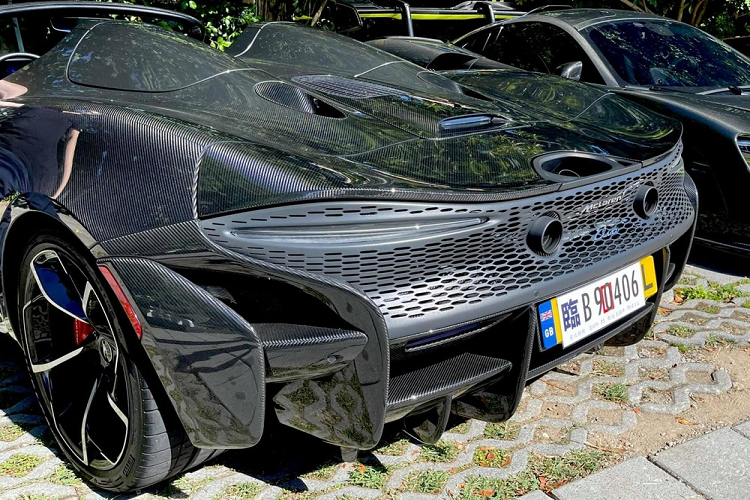 Ngoài ra, Lâm Chí Dĩnh còn chia sẻ nhiều hình ảnh vần vô lăng của các mẫu xe hypercar khác, nổi bật có thể kể đến như Ferrari LaFerrari hay các mẫu xe đua.