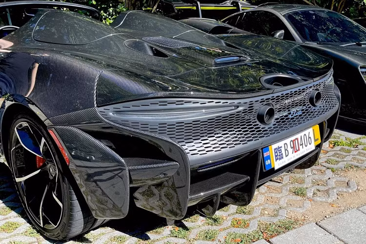 Ngoài ra, Lâm Chí Dĩnh còn chia sẻ nhiều hình ảnh vần vô lăng của các mẫu xe hypercar khác, nổi bật có thể kể đến như Ferrari LaFerrari hay các mẫu xe đua.