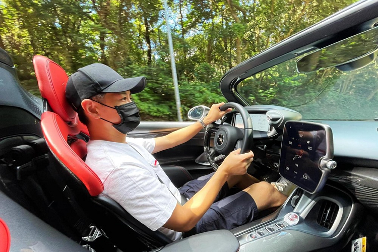 Lâm Chí Dĩnh trải nghiệm siêu phẩm McLaren Elva có ngoại thất sợi carbon trần nhưng chưa rõ là xe trưng bày để lái thử hay dành cho các đại gia ở đây, hiện dân mạng đang đồng loạt "đẩy thuyền" cho Đoàn Dự để sở hữu 1 trong số 149 chiếc siêu xe McLaren Elva sản xuất toàn cầu.