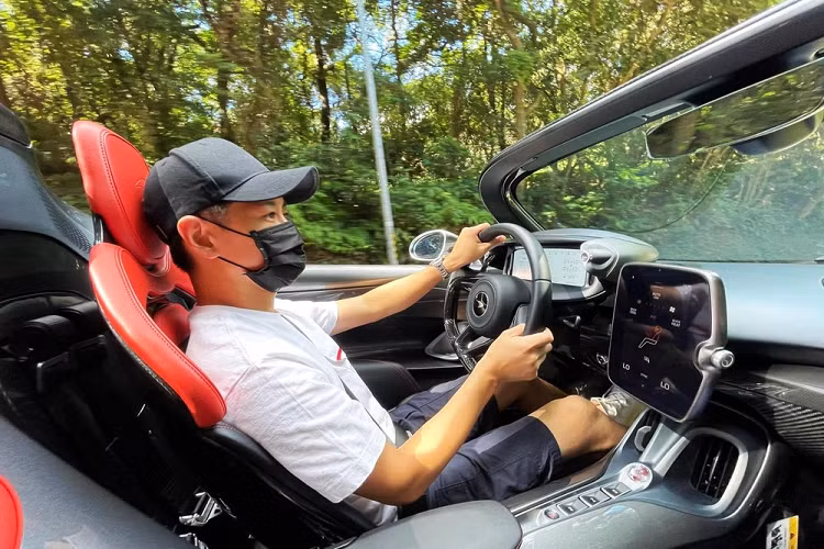 Lâm Chí Dĩnh trải nghiệm siêu phẩm McLaren Elva có ngoại thất sợi carbon trần nhưng chưa rõ là xe trưng bày để lái thử hay dành cho các đại gia ở đây, hiện dân mạng đang đồng loạt "đẩy thuyền" cho Đoàn Dự để sở hữu 1 trong số 149 chiếc siêu xe McLaren Elva sản xuất toàn cầu.