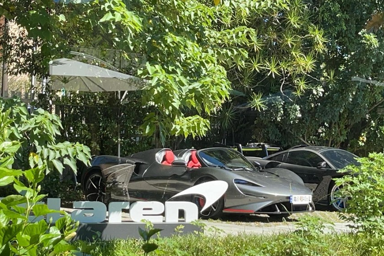 Vào tháng 2 năm 2019, Đoàn Dự của Thiên Long Bát Bộ đã bị giới săn ảnh nhìn thấy cầm lái siêu phẩm khác của McLaren là chiếc Senna chỉ có 500 xe trên toàn thế giới.