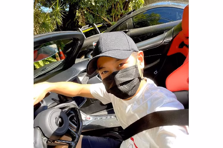 Mới đây nhất, Lâm Chí Dĩnh đã chia sẻ những hình ảnh mình trải nghiệm sau vô lăng chiếc siêu xe McLaren Elva được mệnh danh là 1 trong số những mẫu xe hypercar độc và lạ nhất thế giới với thiết kế không kính chắn gió cũng như mui xe.