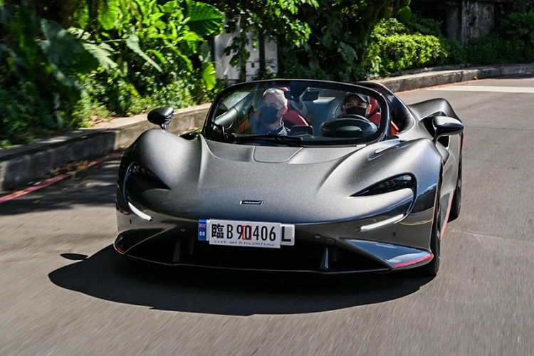 Tuy nhiên, siêu phẩm McLaren Elva của Lâm Chí Dĩnh cầm lái đã được trang bị thêm kính chắn gió, đây là tùy chọn mới được hãng xe McLaren đưa ra vào tháng 5 đầu năm nay. Lý do cho việc này chính là các chính sách từ thị trường khác nhau và hãng xe Anh quốc thấy rằng, trang bị kính chắn gió cho McLaren Elva là việc cần làm.