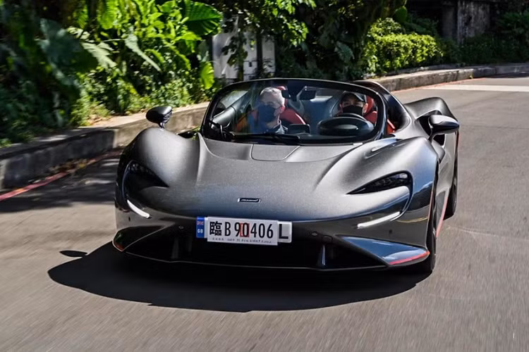 Tuy nhiên, siêu phẩm McLaren Elva của Lâm Chí Dĩnh cầm lái đã được trang bị thêm kính chắn gió, đây là tùy chọn mới được hãng xe McLaren đưa ra vào tháng 5 đầu năm nay. Lý do cho việc này chính là các chính sách từ thị trường khác nhau và hãng xe Anh quốc thấy rằng, trang bị kính chắn gió cho McLaren Elva là việc cần làm.