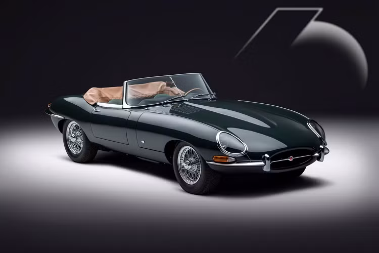 Một trong những mẫu xe thể thao biểu tượng của thập niên 1960 là Jaguar E-Type tuyệt đẹp. Chiếc xe của Jaguar nằm trong danh sách "100 mẫu ôtô đẹp nhất thời đại" của tờ Daily Telegraph và từng được Enzo Ferrari nhận định là chiếc xe đẹp nhất trong lịch sử.