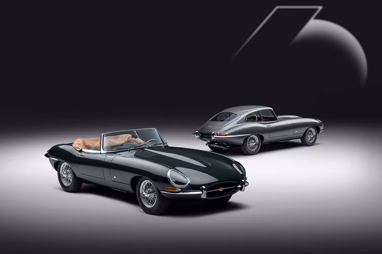 E-Type 60 sở hữu 2 màu sơn ngoại thất độc quyền của Jaguar, đó là màu xám Flat Out Grey cho mẫu coupe và màu xanh lá cây Drop Everything Green cho biến thể mui trần. Đây là 2 màu sơn được lấy cảm hứng những chiếc Jaguar E-Type ra đời cách đây 60 năm.