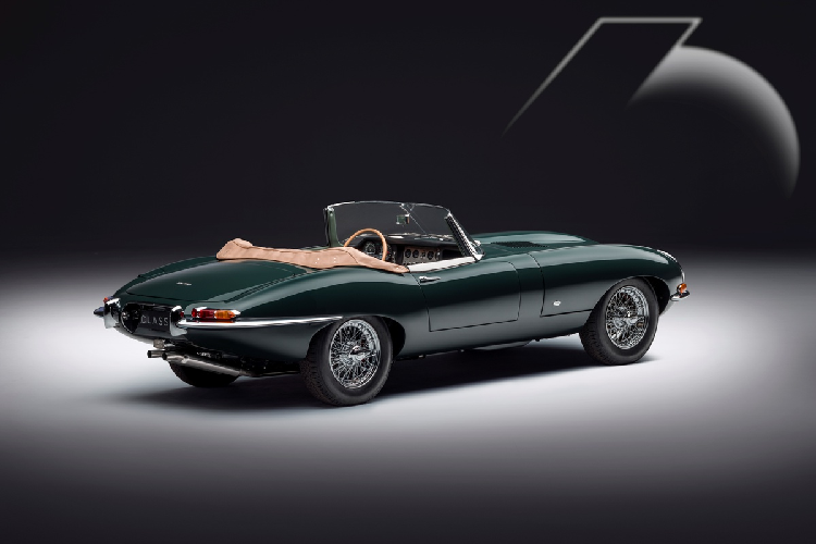 Mẫu xe danh tiếng của Jaguar trình làng thế giới lần đầu tiên tại Geneva Motor Show 1961. Và để kỷ niệm 6 thập niên ra đời của E-Type, hãng xe Anh quốc vừa giới thiệu bộ sưu tập Jaguar E-Type 60 hàng hiếm với tổng cộng 12 chiếc E-Type được "hồi sinh".