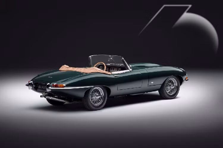 Mẫu xe danh tiếng của Jaguar trình làng thế giới lần đầu tiên tại Geneva Motor Show 1961. Và để kỷ niệm 6 thập niên ra đời của E-Type, hãng xe Anh quốc vừa giới thiệu bộ sưu tập Jaguar E-Type 60 hàng hiếm với tổng cộng 12 chiếc E-Type được "hồi sinh".