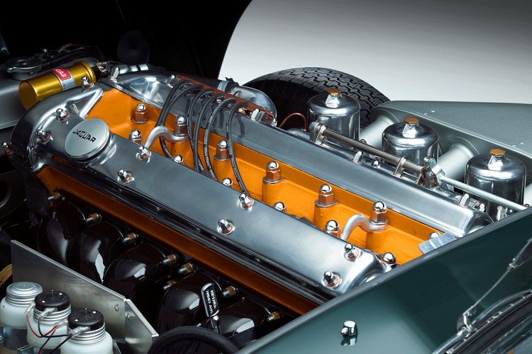 Jaguar cho biết hộp số sàn 5 cấp được tinh chỉnh tỷ số truyền và chế tạo bằng vật liệu tốt hơn, giúp cải thiện độ bền cũng như tăng khả năng chuyển số mượt mà khi vận hành.