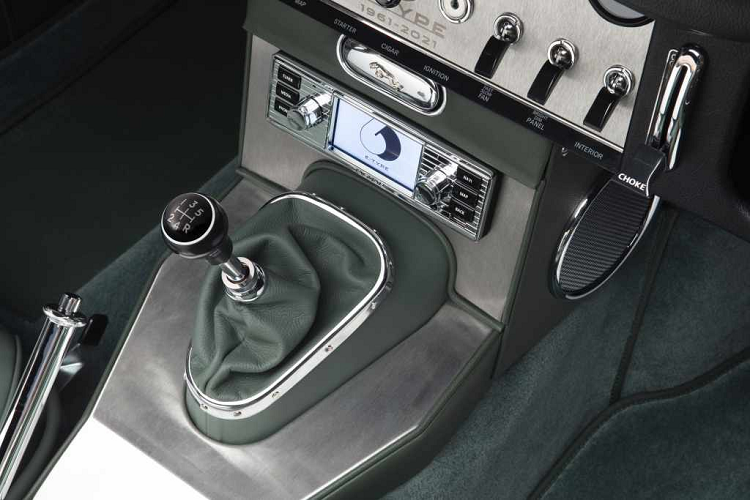 Cung cấp sức mạnh cho Jaguar E-Type 60 là động cơ XK với 6 xy-lanh thẳng hàng, dung tích 3.8L mạnh 265 mã lực. Động cơ này có một quạt làm mát và sử dụng hệ thống đánh lửa điện tử.