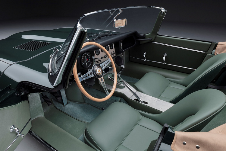 Cung cấp tiện nghi cho người lái, hãng xe Anh quốc đã nâng cấp cho E-Type 60 hệ thống kết nối Bluetooth với điện thoại thông minh và chức năng định vị GPS. Những nút bấm ở bảng điều khiển trung tâm giữ nguyên thiết kế cổ điển như trên đời xe đầu tiên của Jaguar E-Type.