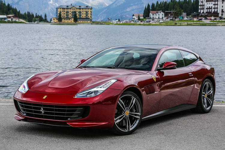  Ferrari GTC4Lusso / GTC4Lusso T Là phiên bản thể thao 3 cửa shooting-brake thay thế cho Ferrari FF, Ferrari GTC4Lusso ra mắt vào năm 2016 với trang bị tiêu chuẩn khối động cơ V12 công suất 690 mã lực và hệ thống dẫn động 4 bánh. Cuối năm 2016, phiên bản GTC4Lusso T tiếp tục trình làng với khối động cơ V8 công suất 610 mã lực và hệ dẫn động cầu sau. Cuối tháng 8 năm 2020, Ferrari chính thức xác nhận sẽ ngừng sản xuất dòng xe này, tuy nhiên vẫn chưa công bố thông tin về mẫu xe sẽ thay thế cho GTC4Lusso trong tương lai.
