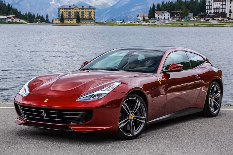  Ferrari GTC4Lusso / GTC4Lusso T Là phiên bản thể thao 3 cửa shooting-brake thay thế cho Ferrari FF, Ferrari GTC4Lusso ra mắt vào năm 2016 với trang bị tiêu chuẩn khối động cơ V12 công suất 690 mã lực và hệ thống dẫn động 4 bánh. Cuối năm 2016, phiên bản GTC4Lusso T tiếp tục trình làng với khối động cơ V8 công suất 610 mã lực và hệ dẫn động cầu sau. Cuối tháng 8 năm 2020, Ferrari chính thức xác nhận sẽ ngừng sản xuất dòng xe này, tuy nhiên vẫn chưa công bố thông tin về mẫu xe sẽ thay thế cho GTC4Lusso trong tương lai.