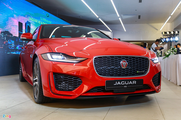  Jaguar XE Nằm cùng phân khúc với BMW 3 Series và Mercedes-Benz C-Class, Jaguar XE có phần lép vế hơn nhiều so với các đối thủ đến từ Đức. Mặc dù ra mắt thêm phiên bản XE SV Project 8 với số lượng giới hạn 300 chiếc, điều này không thể cứu vãn được danh tiếng của dòng xe này. Một mẫu xe khác cũng có số phận tương tự của Jaguar là chiếc XF Sportbrake, cũng sẽ bị chấm dứt sản xuất trong năm nay.