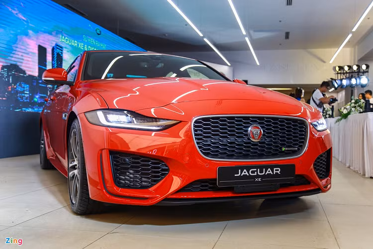  Jaguar XE Nằm cùng phân khúc với BMW 3 Series và Mercedes-Benz C-Class, Jaguar XE có phần lép vế hơn nhiều so với các đối thủ đến từ Đức. Mặc dù ra mắt thêm phiên bản XE SV Project 8 với số lượng giới hạn 300 chiếc, điều này không thể cứu vãn được danh tiếng của dòng xe này. Một mẫu xe khác cũng có số phận tương tự của Jaguar là chiếc XF Sportbrake, cũng sẽ bị chấm dứt sản xuất trong năm nay.