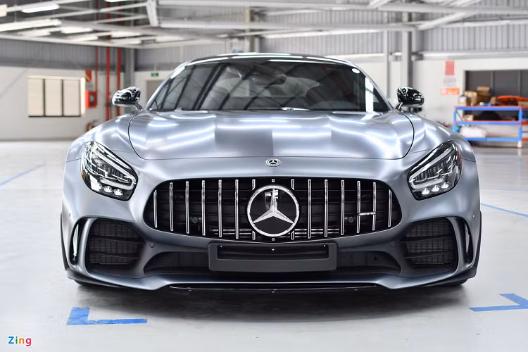  Mercedes-AMG GT R Mercedes-AMG GT R là phiên bản hiệu suất cao của dòng xe thể thao 2 cửa AMG GT. Với khối động cơ V8 được lắp ráp thủ công, xe có công suất lên đến 585 mã lực cùng mô men xoắn 700 Nm. Tại thị trường Mỹ, AMG GT R được thay thế bởi phiên bản cao cấp nhất – AMG GT Black Series, vốn thừa hưởng hàng loạt công nghệ từ các mẫu xe đua GT3. Đây là mẫu xe cuối cùng của dòng AMG GT trước khi chính thức kết thúc vòng đời. 