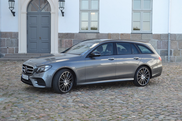  Mercedes-Benz E-Class Wagon Trong năm 2021, Mercedes-Benz đã quyết định loại bỏ phiên bản wagon của dòng xe hạng sang cỡ trung E-Class. Hãng xe đến từ Đức quyết định thay mẫu E 450 4MATIC Wagon bởi biến thể E 450 All-Terrain, vốn có thiết kế vượt trội như khoảng sáng gầm lớn… để sử dụng ở nhiều mục đích và điều kiện địa hình hơn.
