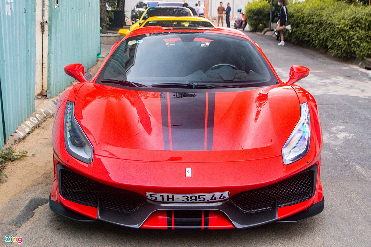  Ferrari 488 Pista / 488 Pista Spider Ferrari 488 Pista / 488 Pista Spider là phiên bản hiệu suất cao và hướng tới việc vận hành mạnh mẽ trong trường đua của Ferrari 488 GTB / 488 Spider. Với thiết kế khác biệt về cả ngoại thất, nội thất và khả năng vận hành, 488 Pista xứng đáng có mặt trong những bộ sưu tập siêu xe, nhất là khi xe sẽ bị khai tử trong năm 2021. Hiện tại, Ferrari đang có kế hoạch thiết kế phiên bản hiệu suất cao của dòng xe F8 Tributo, vốn đang thay thế 488 GTB kể từ năm 2019.