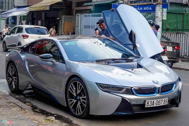 BMW i8 / BMW i8 Roadster BMW i8 và BMW i8 Roadster là mẫu xe thể thao plug-in hybrid nổi tiếng của hãng xe đến từ Đức. Với thiết kế mang đậm chất tương lai, BMW i8 từng tạo nên cơn sốt tại nhiều thị trường, trong đó có Việt Nam. Xe được trang bị động cơ đốt trong dung tích 1.5 L 231 mã lực và motor điện hybrid sản sinh công suất 143 mã lực cho phiên bản từ năm 2018 trở đi. 