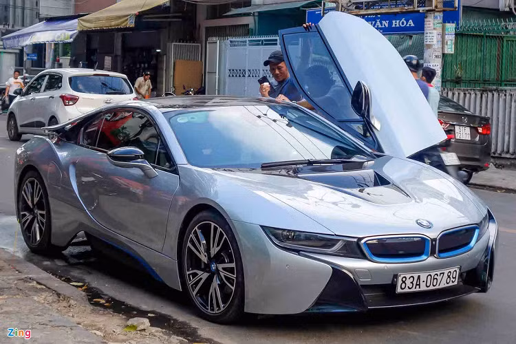  BMW i8 / BMW i8 Roadster BMW i8 và BMW i8 Roadster là mẫu xe thể thao plug-in hybrid nổi tiếng của hãng xe đến từ Đức. Với thiết kế mang đậm chất tương lai, BMW i8 từng tạo nên cơn sốt tại nhiều thị trường, trong đó có Việt Nam. Xe được trang bị động cơ đốt trong dung tích 1.5 L 231 mã lực và motor điện hybrid sản sinh công suất 143 mã lực cho phiên bản từ năm 2018 trở đi. 