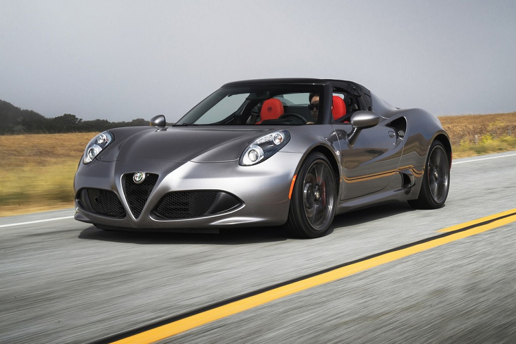  Alfa Romeo 4C Spider Ra mắt lần đầu tiên vào năm 2014, Alfa Romeo 4C Spider là dòng xe thể thao mui trần của hãng xe đến từ Italy. Sau gần 1 năm kể từ khi phiên bản coupé dừng sản xuất, 4C Spider cũng chính thức kết thúc vòng đời vào năm 2020. Đây là mẫu xe thể thao cỡ nhỏ hấp dẫn, đặc biệt với khối động cơ 1.75L sản sinh công suất 240 mã lực nhưng khối lượng khô chỉ 940 kg, nhờ vào thiết kế khoang lái bằng sợi carbon. 