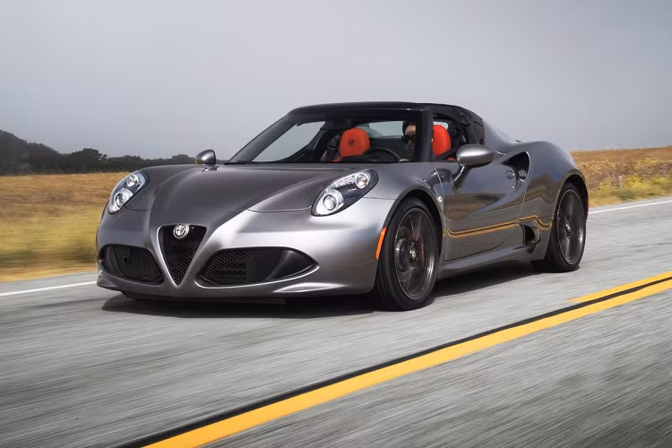  Alfa Romeo 4C Spider Ra mắt lần đầu tiên vào năm 2014, Alfa Romeo 4C Spider là dòng xe thể thao mui trần của hãng xe đến từ Italy. Sau gần 1 năm kể từ khi phiên bản coupé dừng sản xuất, 4C Spider cũng chính thức kết thúc vòng đời vào năm 2020. Đây là mẫu xe thể thao cỡ nhỏ hấp dẫn, đặc biệt với khối động cơ 1.75L sản sinh công suất 240 mã lực nhưng khối lượng khô chỉ 940 kg, nhờ vào thiết kế khoang lái bằng sợi carbon. 