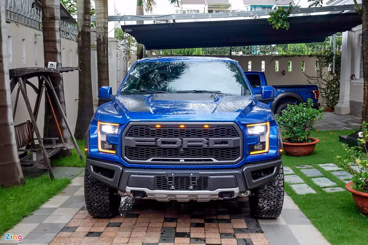  Ford F-150 Raptor Ra mắt vào năm 2015, thế hệ thứ 13 của dòng xe bán tải F-150 đã chấm dứt vào năm 2020 để nhường chỗ cho thế thứ thứ 14. Do đó, phiên bản hiệu suất cao F-150 Raptor cũng sẽ kết thúc vòng đời tại đây. Thay vì sử dụng động cơ V8 của SVT, F-150 Raptor thế hệ thứ 13 chỉ sử dụng động cơ EcoBoost V6 twin turbo dung tích 3.5 L, công suất 457 mã lực và mô men xoắn 693 Nm.