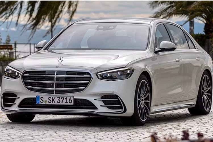 Cụ thể, thông tin chúng tôi có được là lô hàng xe Mercedes-Benz S-Class 2021 chính hãng đầu tiên về nước sẽ có giá trên 8 tỷ đồng, mức giá xe Mercedes-Benz S-Class 2021 chưa bao gồm giấy tờ ra biển và thật sự làm người ta choáng vì đắt hơn cả giá xe Mercedes-Maybach S450 đang bán trong nước.